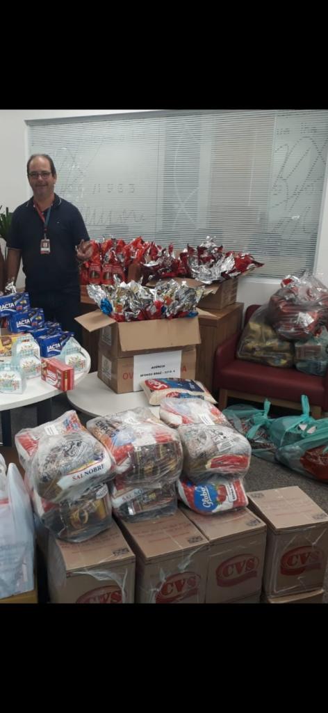 Bancário do Bradesco de agências doaram centenas de quilos de alimentos, ovos de páscoa e chocolates para famílias que enfrentam dificuldades
