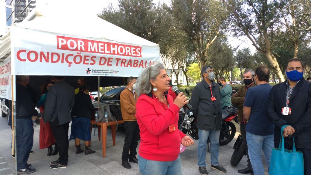 Vera Marchioni, diretora executiva do Sindicato, em ato de entrega da pauta dos trabalhadores ao Santander
