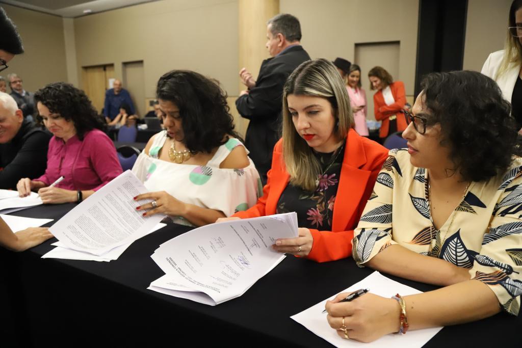A partir da esquerda, Juvandia MOreira (Contraf-CUT), Ivone Silva (Seeb-SP), Vivian Sá (CEE/Caixa) e Aline Molina (Fetec-CUT/SP) assinam o Acordo Coletivo de Trabalho da Caixa 2022/2024
