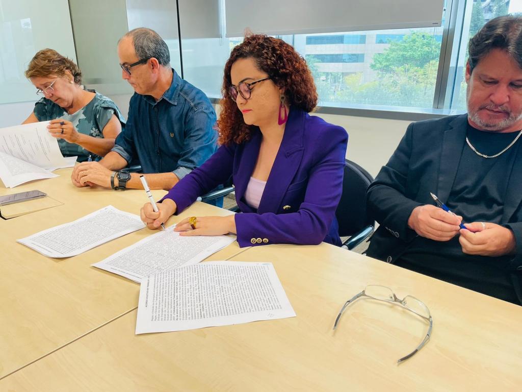 Os representantes dos trabalhadores e do Santander assinaram o Acordo Coletivo de Trabalho específico dos empregados do banco
