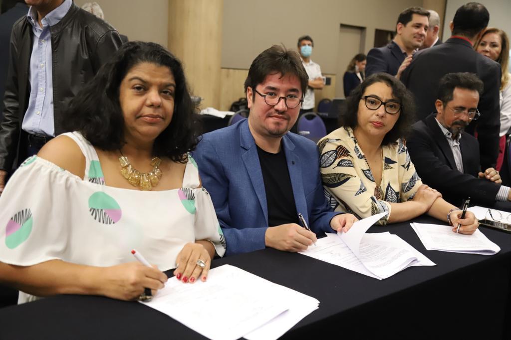 Ivone Silva, presidenta do Sindicato, João Fukunaga, coordenador da CEBB, e Aline Molina, presidenta da Fetec-SP, na assinatura do ACT do BB
