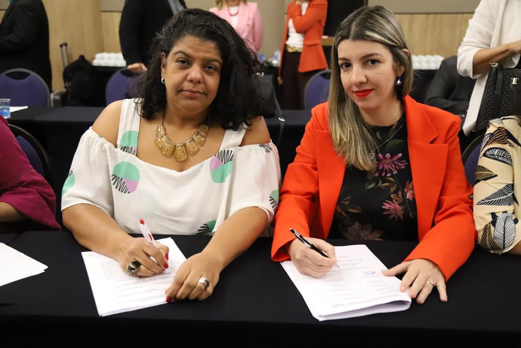 Ivone Silva, presidenta do Sindicato, e Vívian Sá, dirigente da Caixa, na assinatura do ACT Caixa
