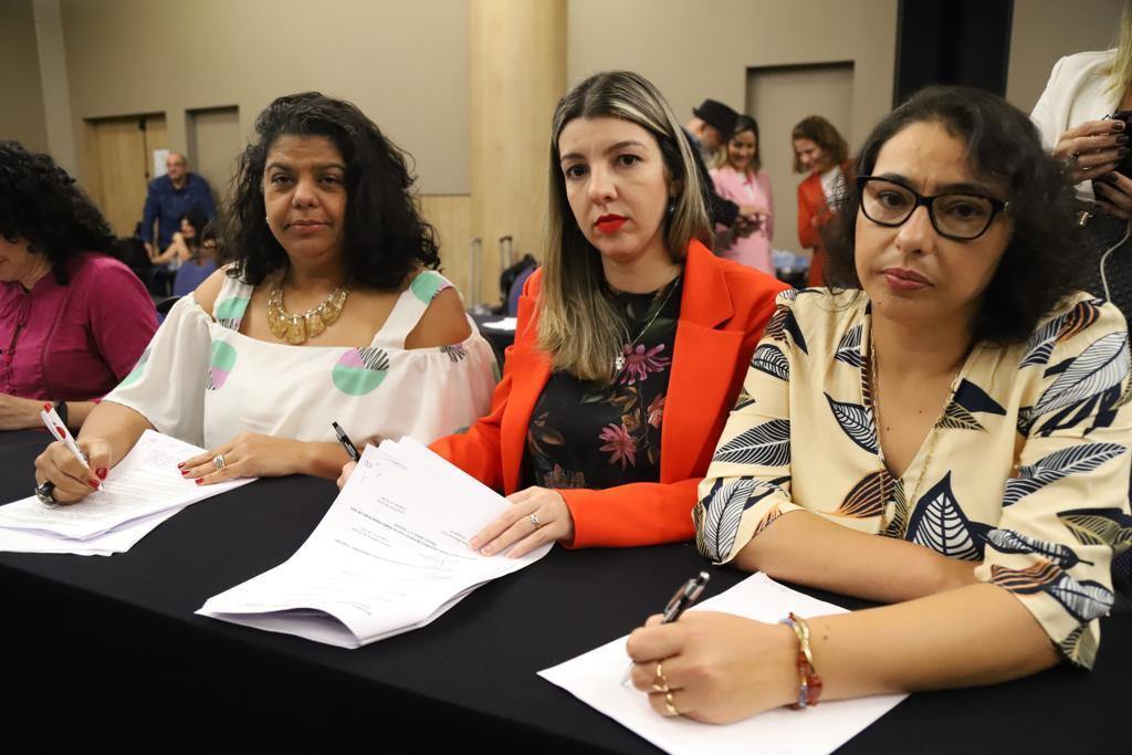 (Da esq. para dir.) Ivone Silva, Vívian Sá, dirigente da Caixa, e Aline Molina, na assinatura do ACT da Caixa
