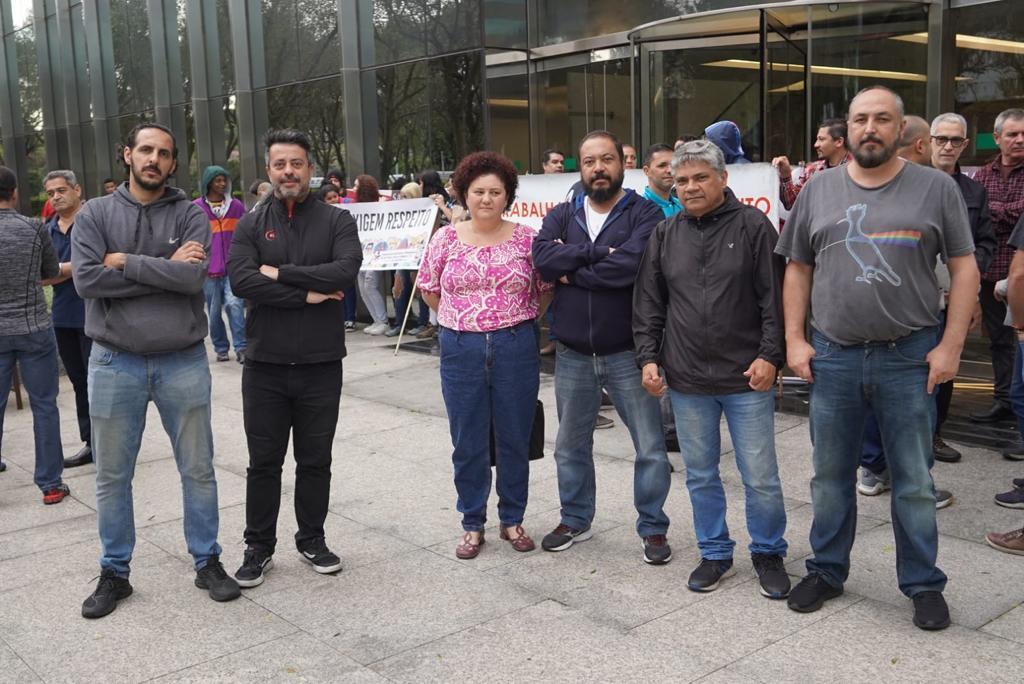Dirigentes sindicais durante protesto do Sindicato contra as terceirizações promovidas pelo Santander Foto: Cleiciane Tomé
