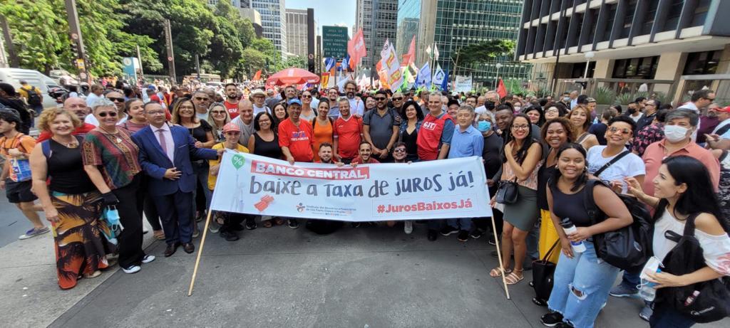 Dirigentes sindicais bancários durante protesto pela redução da taxa básica de juros (Selic)
