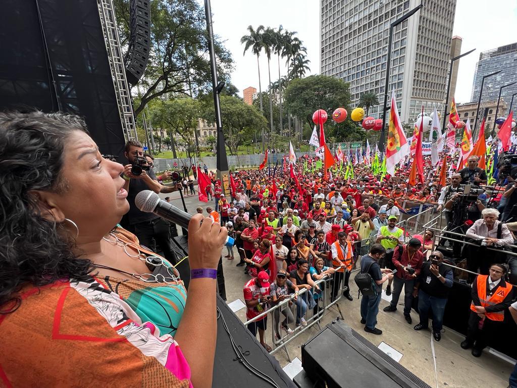 Ivone Silva, presidenta do Sindicato dos Bancários de São Paulo discursa no 1º de maio 2023 Unificado das Centrais Sindicais, no Vale do Anhangabaú, em São Paulo. Foto: Roberto Parizotti.
