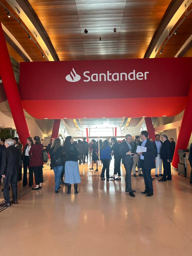 Público se reúne antes da assembleia dos acionistas do Santander
