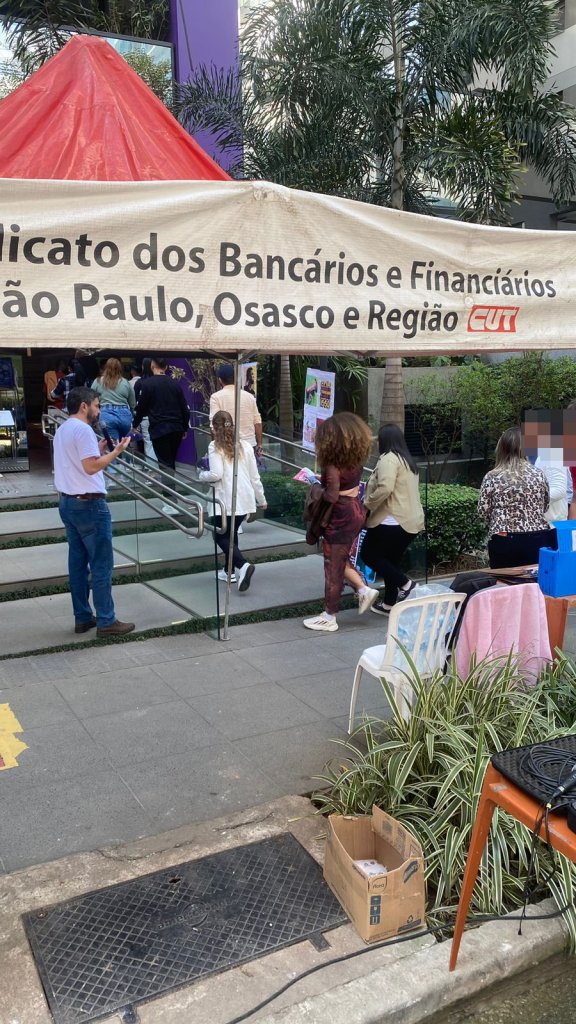 Sindicato realiza atividade da campanha dos financiários em frente à sede do Nubank
