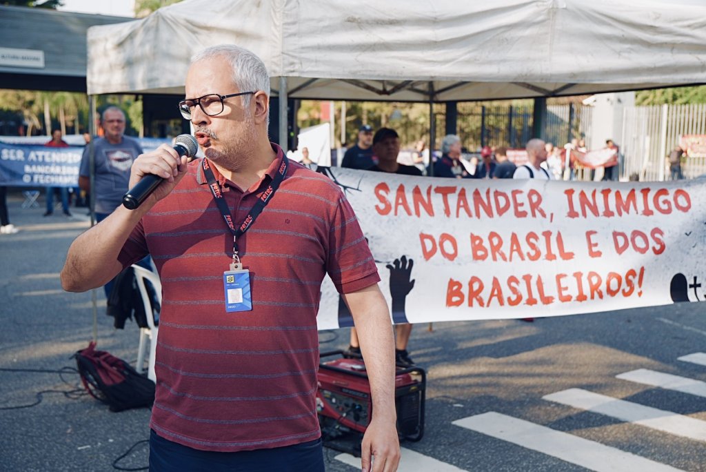 Santander apela para a violência em protesto pacífico de bancários contra a terceirização
