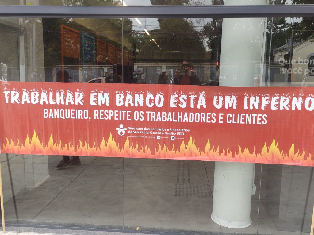 Portal do Inferno para denunciar demissões em agência do Itaú
