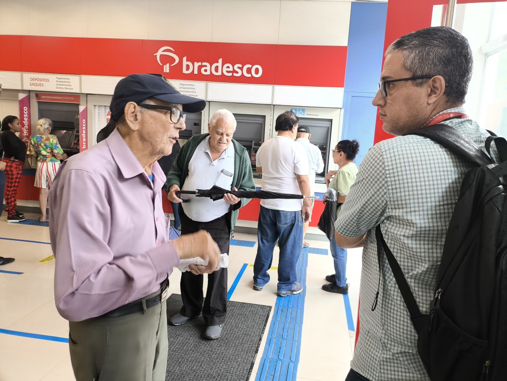 Área de autoatendimento lotada de uma unidade de negócios do Bradesco em Pirituba
