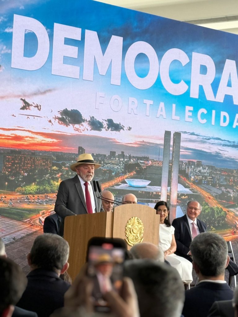 Ato a favor da democracia no Palácio do Planalto
