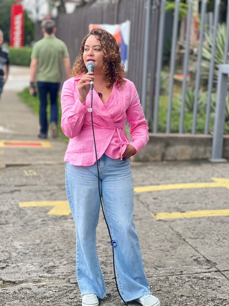 Dirigente Lucimara Malaquias durante protesto contra as demissões no banco Pan
