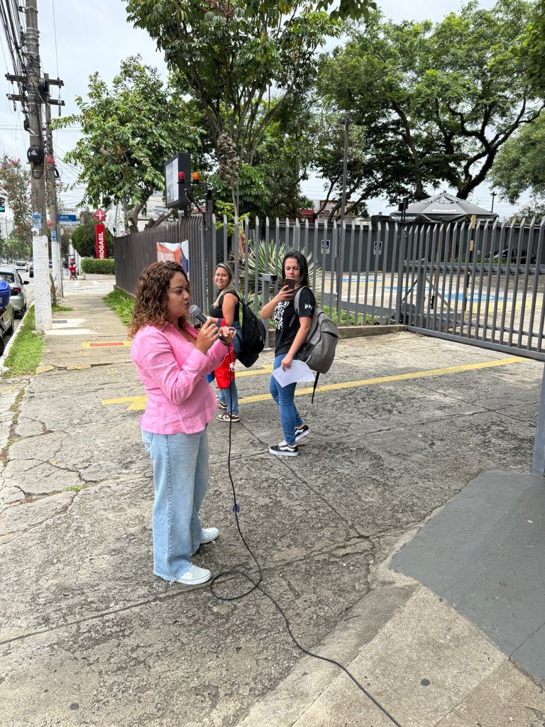 Dirigente Lucimara Malaquias durante protesto contra as demissões no banco Pan
