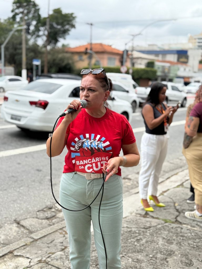 Dirigente Malu Silva durante protesto contra as demissões no Banco Pan
