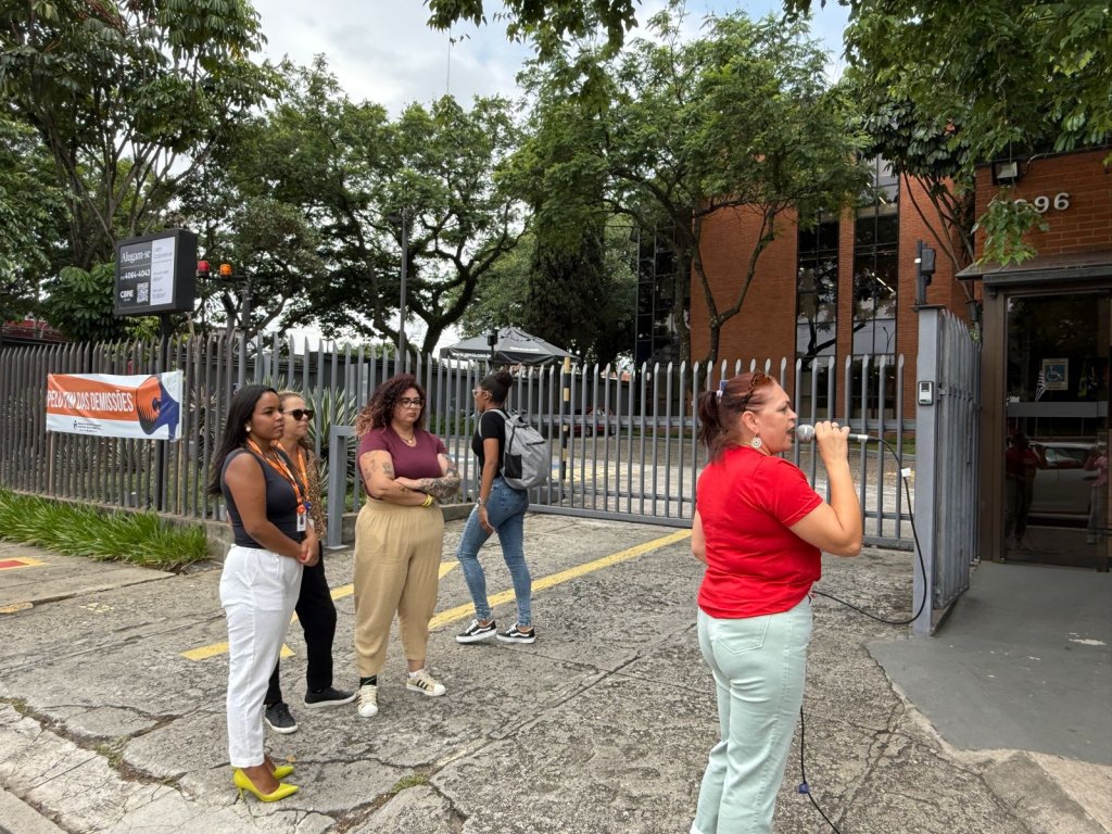 Dirigente Malu Silva durante protesto contra as demissões no Banco Pan
