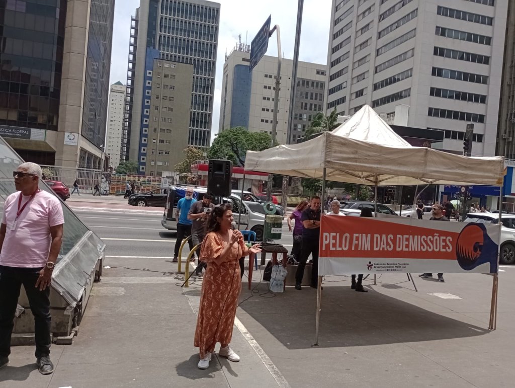 Dirigente Adriana Magalhães durante protesto contra as demissões no Banco Pan
