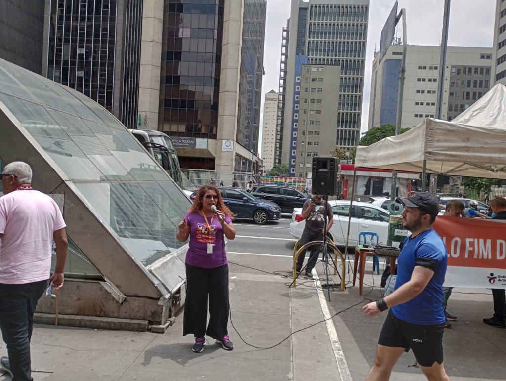 Dirigente Gleice Pereira durante protesto contra as demissões no Banco Pan
