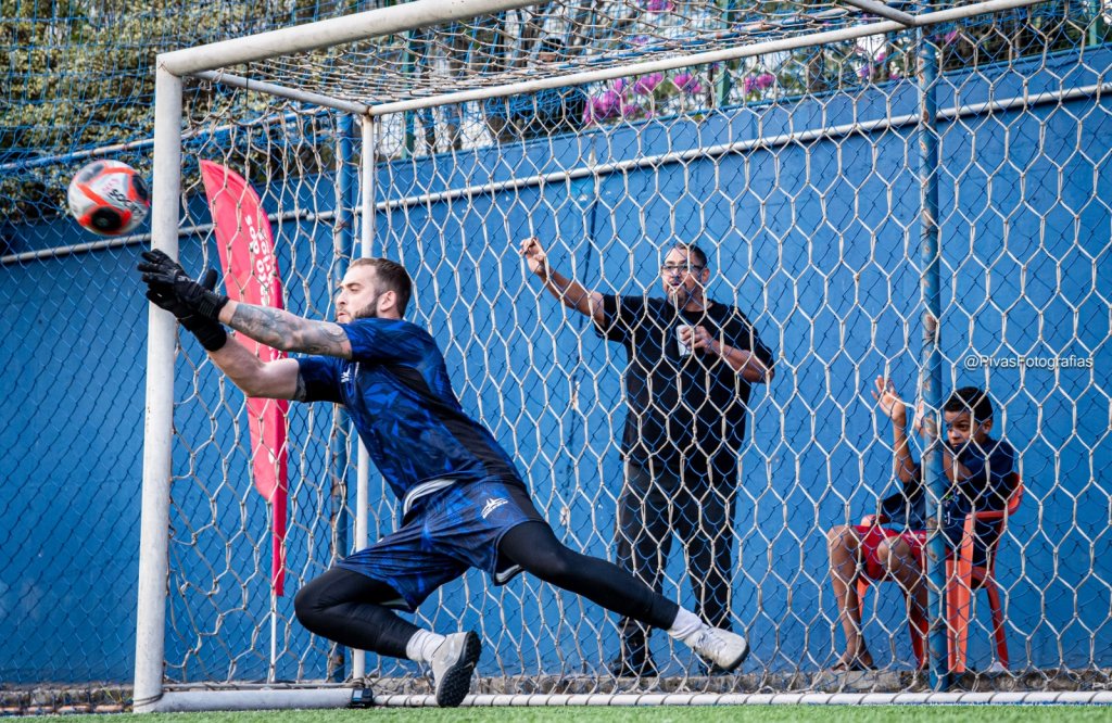 Luiz Mamprin defende penalty e garante o campeonato para o Tottenham

