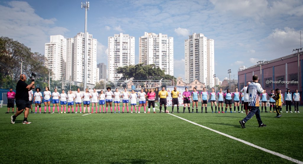 As equipes finalistas da categoria feminina Meninas On e Barceladies perfiladas antes do prélio
