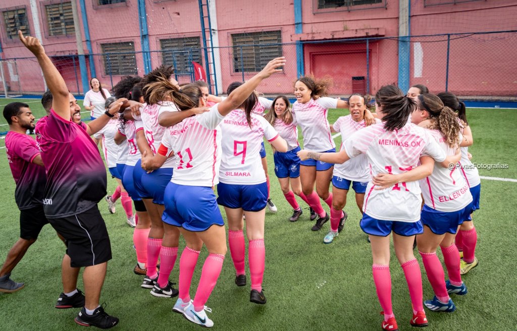 Meninas On comemoram o título
