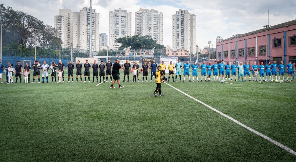 Equipes Tottehnam e Deu Kaimbra Família perfiladas antes da final
