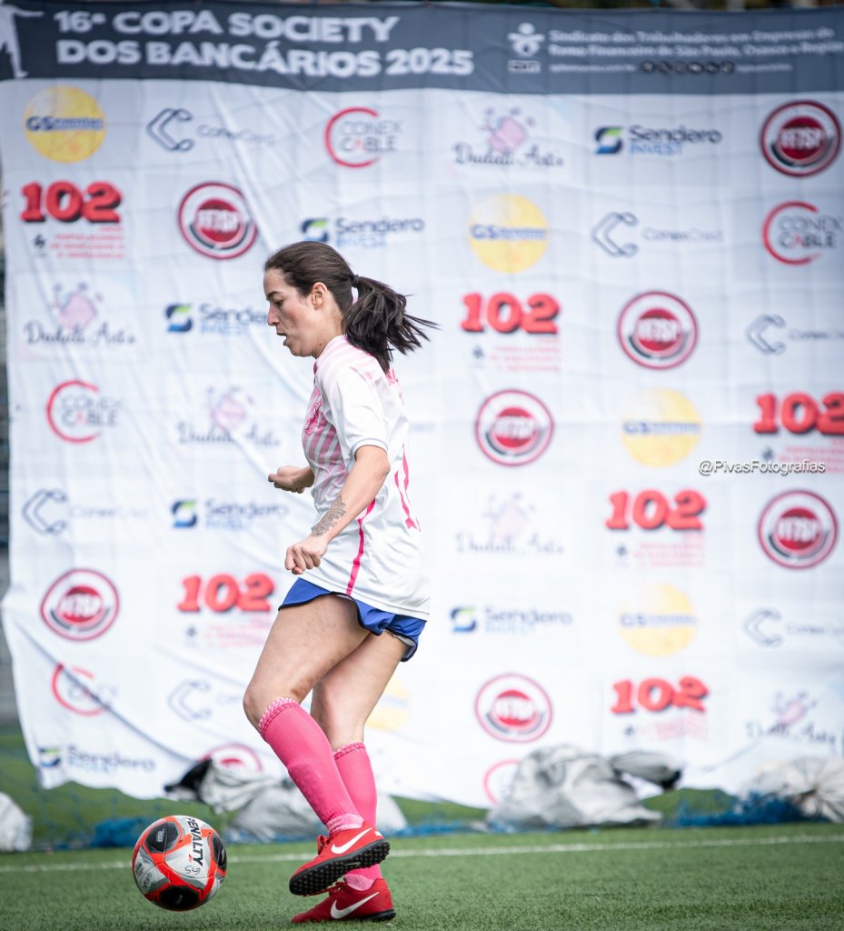 Jogadora do Meninas On domina a bola durante lance da final
