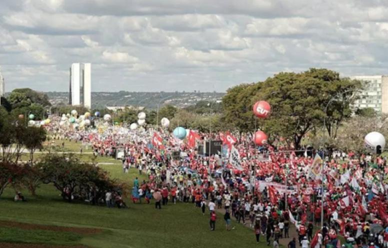 Marcha Ocupa Brasília, em 24 de maio de 2017, reúne centrais por Fora Temer e Diretas Já; Sindicato estava presente