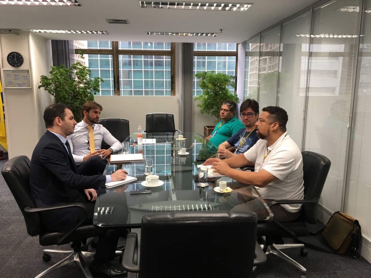 À direita, os dirigentes Claudio Luis (camiseta verde), João Fukunaga (centro) e Renato Carneiro reúnem-se com representantes do BB Foto: Seeb-SP