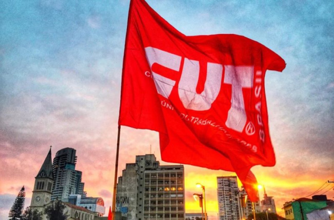Foto: Roberto Parizotti/CUT Imagem de uma bandeira da CUT tremulando