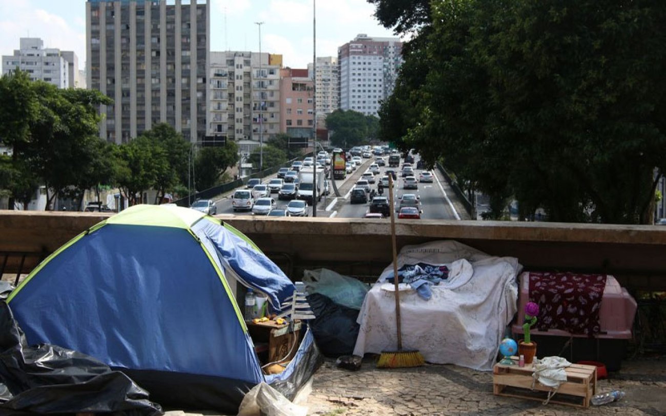 Enquanto não houver moradia vai haver barracas nas ruas  