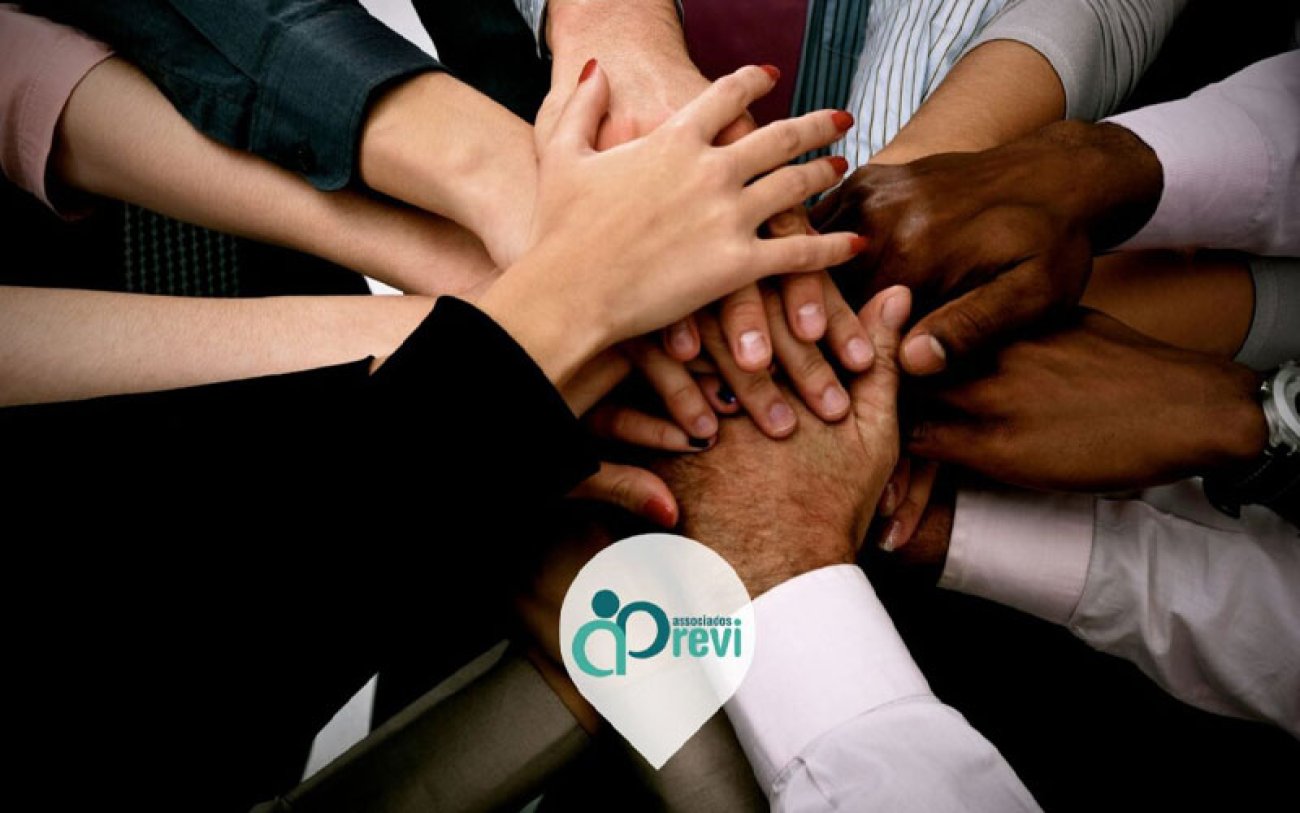 Imagem mostra várias mãos sobrepostas e o logo da Associados Previ