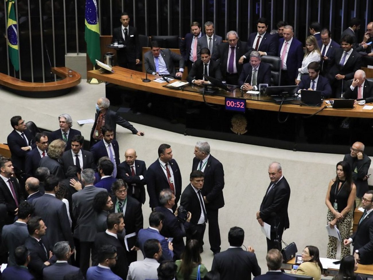 Votada urgência para o projeto de lei complementar que fixa novo regime fiscal. Foto Lula Marques/ Agência Brasil. Deputados durante votação do requerimento de urgência para do projeto que estabelece o Novo Arcabouço Fiscal