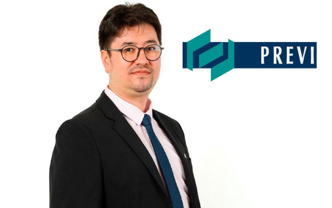 Foto de João Fukunaga, presidente da Previ, e do logo da Previ