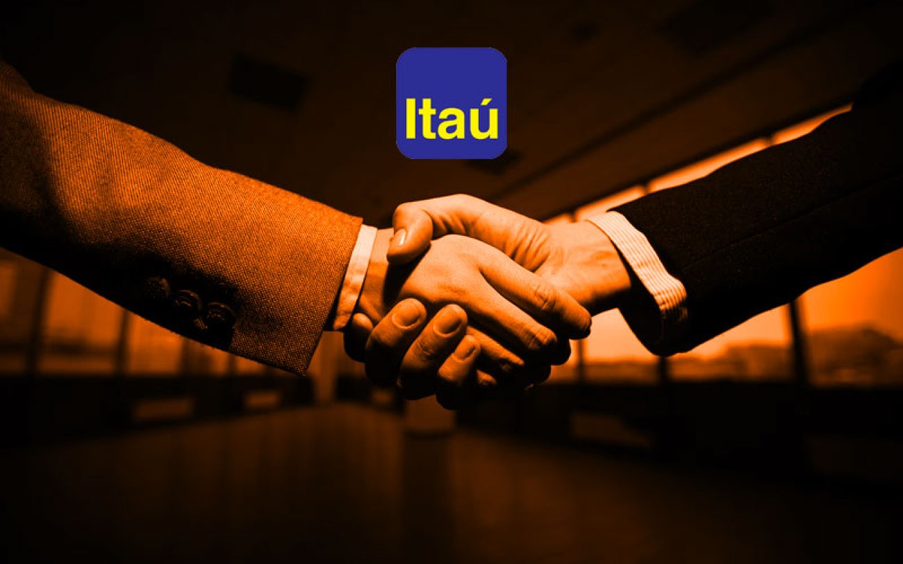 Imagem mostra dois braços estendios, um dando a mão ao outro, em sinal de comprimento. Acima, o logo do Itaú