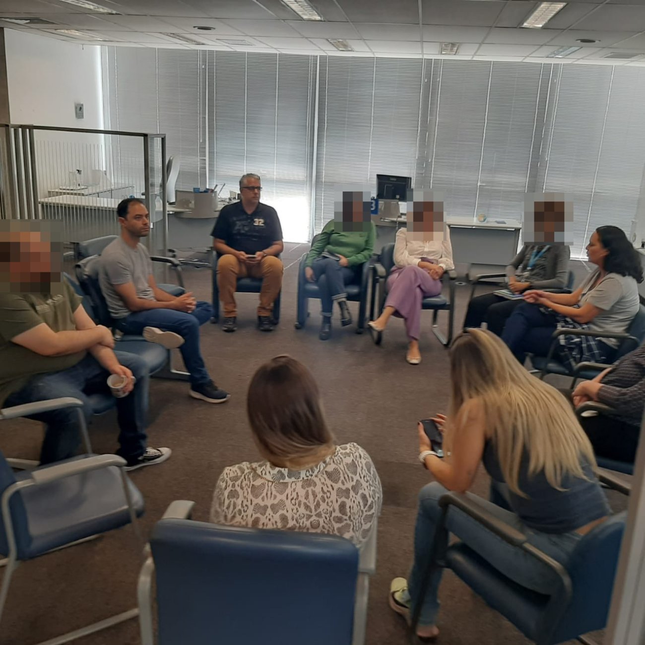 Dirigentes do Sindicato e da Apcef/SP reunidos com empregados da agência República da Caixa Econômica Federal Imagem mostra dirigentes do Sindicato e da Apcef/SP reunidos com empregados da Caixa Econômica Federal