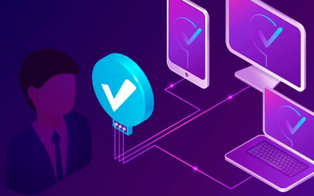 Arte na cor roxa com telas de celular e de computador em frente a um homem. Entre eles, um símbolo de "check"