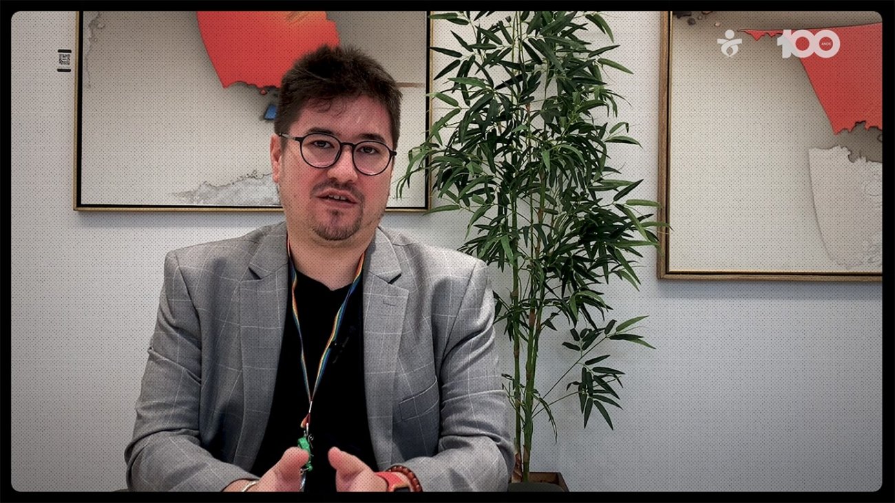 SEEB-SP Fukunaga é descendente de oriental, cabelo e barba preta, óculos redondo e paleto
