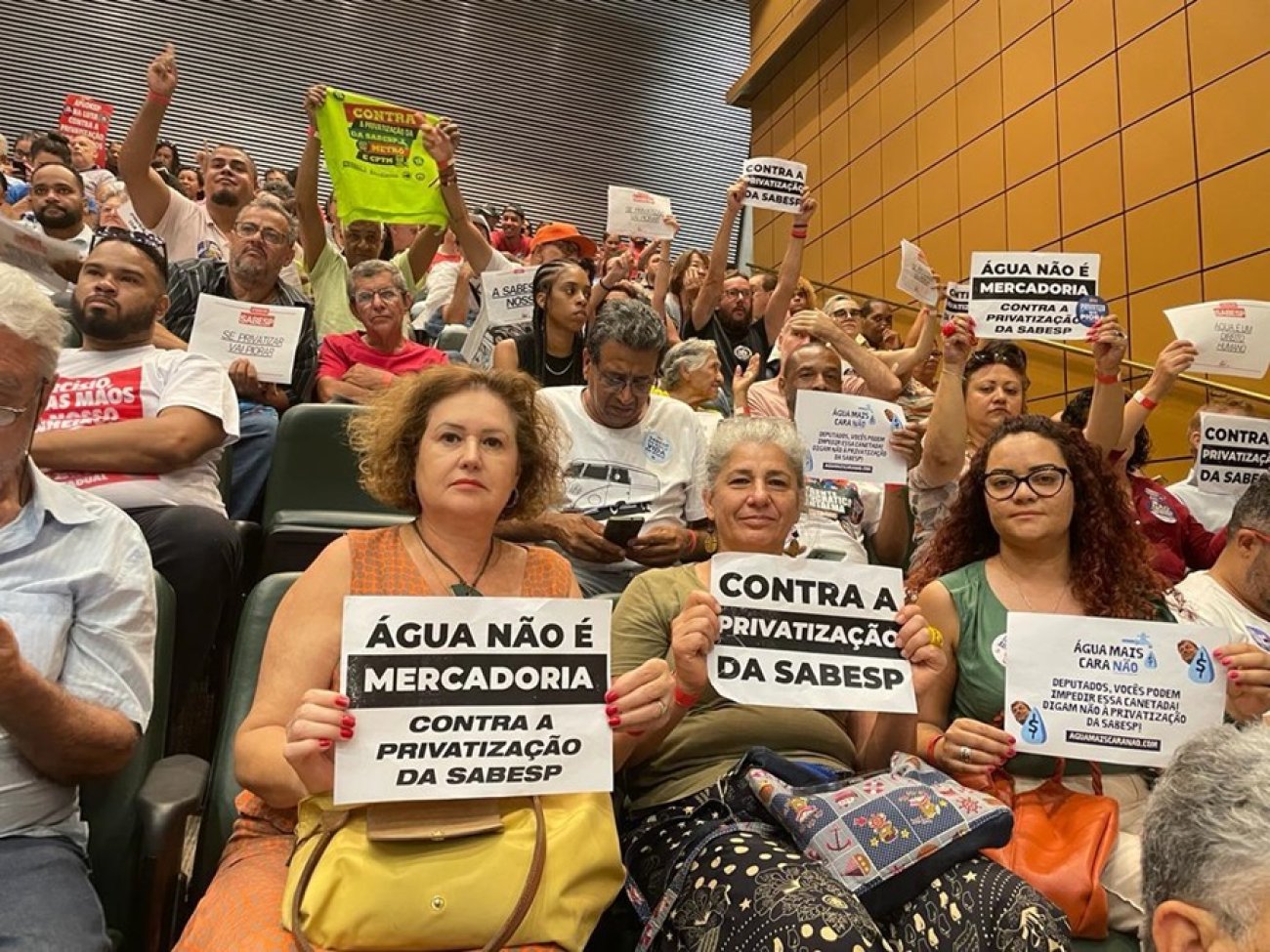 As dirigentes bancárias Maria Rosani, Vera Marchioni e Lucimara Malaquias durante audiência pública que debateu a privatização da Sabesp As dirigentes bancárias Maria Rosani, Vera Marchioni e Lucimara Malaquias durante audiência pública que debateu a privatização da Sabesp