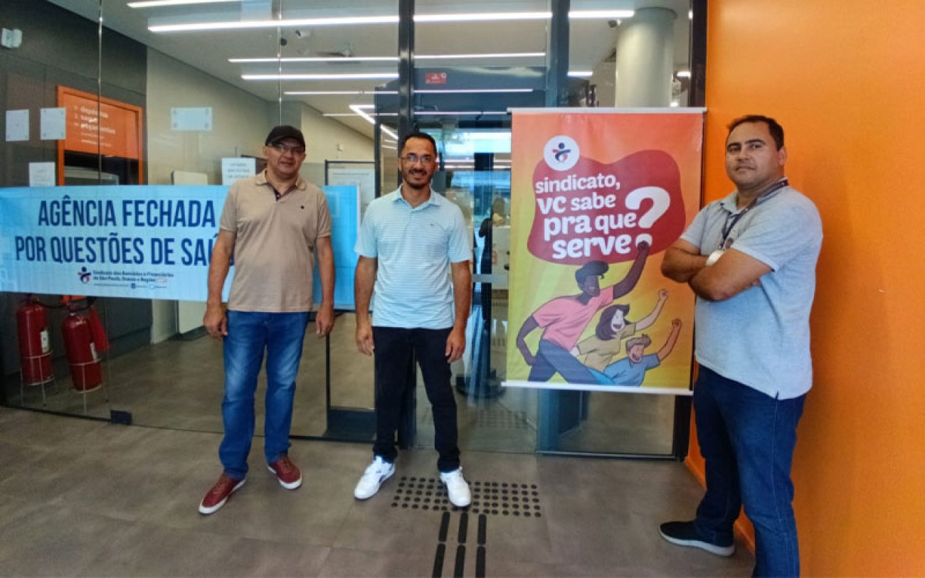 Representantes sindicais em frente a uma agência do Itaú fechada por falta de ar-condicionado Imagem mostra representantes sindicais em frente a uma agência do Itaú fechada por falta de ar-condicionado