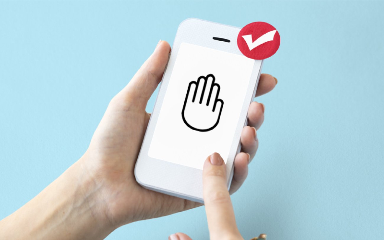 Imagem: Freepik Imagem de uma mão utilizando um celular, em alusão a uma assembleia virtual