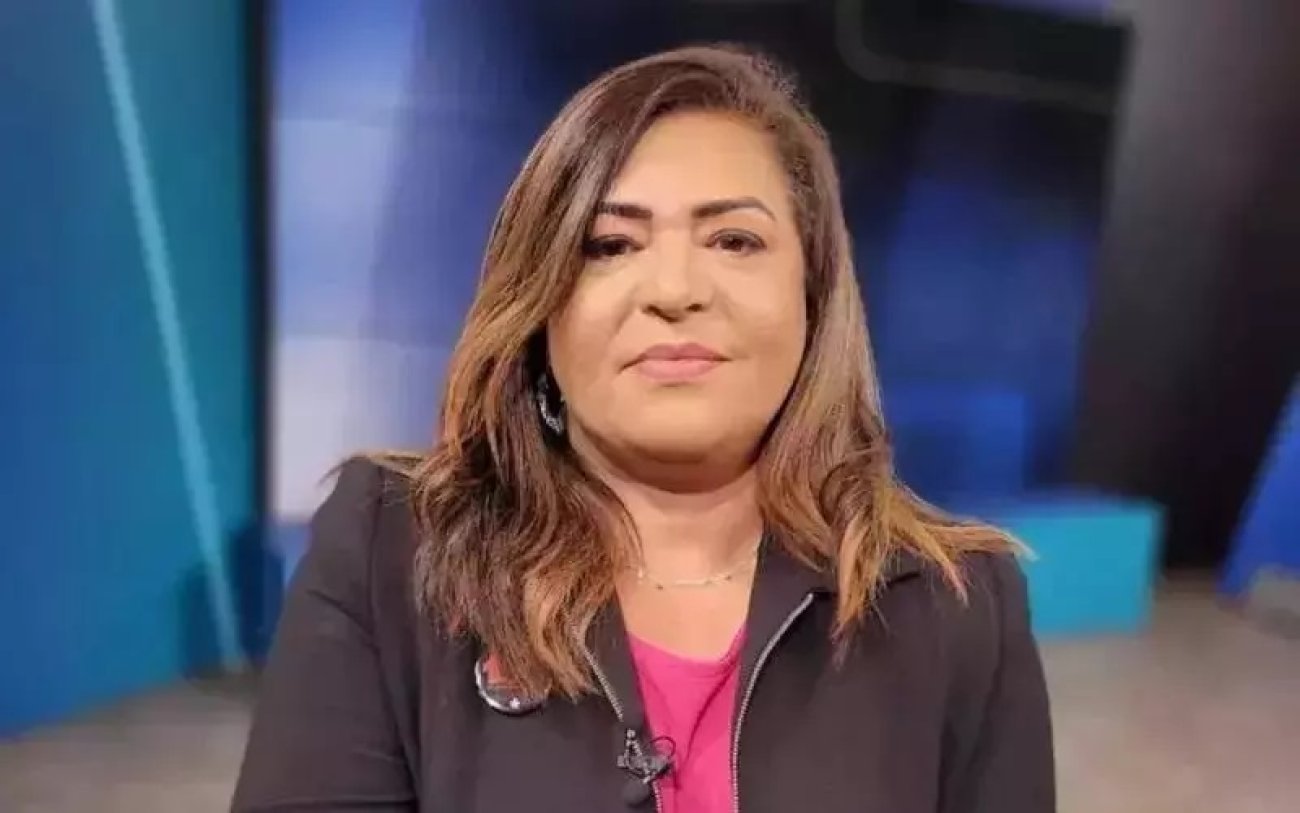 Foto: Seeb-SP Neiva Ribeiro, presidenta do Sindicato, veste uma blusa rosa e um blaser preto