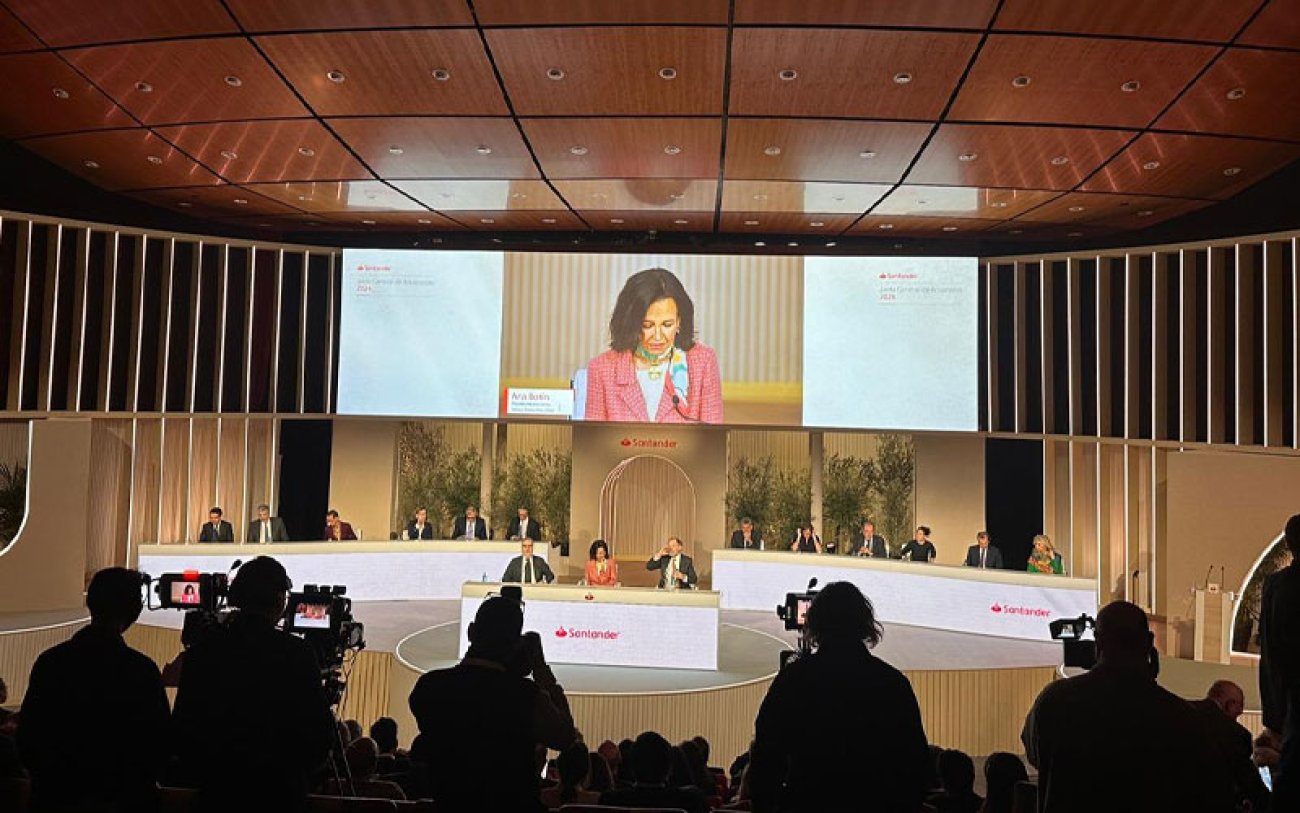 Telão transmite imagem de Ana Botín, presidenta do Santander durante assembleia dos acionistas do banco espanhol Imagem mostra auditório onde foi realizada assembleia de acionistas do Santander. No telão está transmitida a imagem de Ana Botín, presidenta do Santander