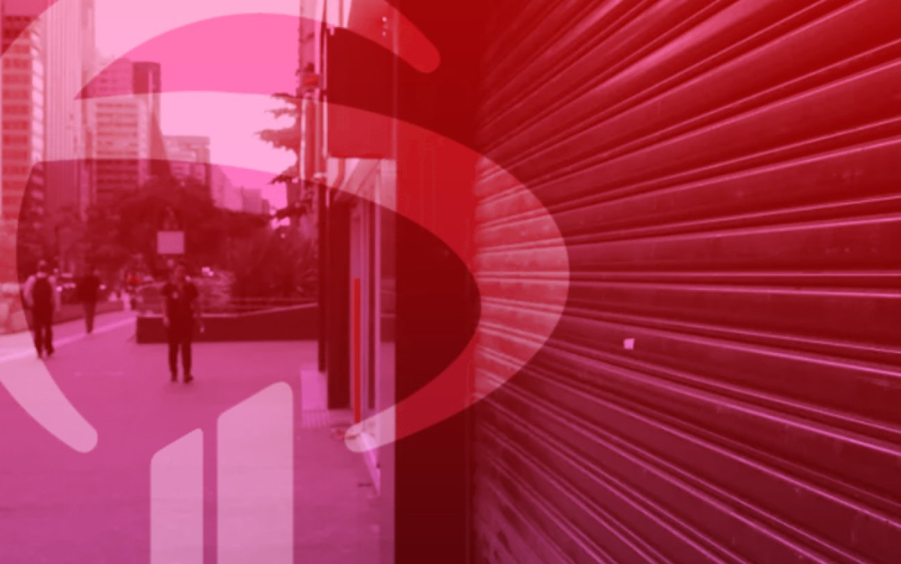 Imagem composta pelo logo logo do Bradesco e uma foto de uma porta de agência fechada