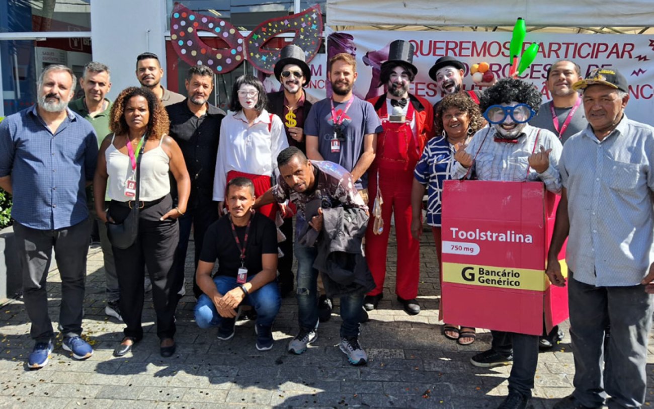 Imagem mostra dirigentes sindicais reunidos diante de agência do Bradesco em Guaianases durante protesto em defesa dos empregos no banco