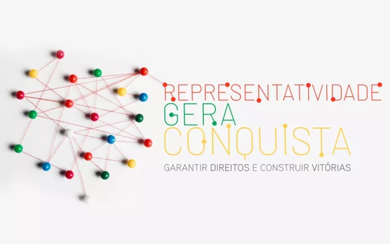 Arte da campanha dos financiários 2024. Ela é composta de uma série de alfinetes fincados em umasuperfície branca, vistos de cima, de modo que só as cabeças dos alfinetes podem ser vistas. As cabeças dos alfinetes são de cores diversas, como vermelho, amarelo, verde e azul. elas estão ligadas por linhas. Ao lado dela, o texto "representatividade gera conquistas. Garantir direitos e construir vitórias"
