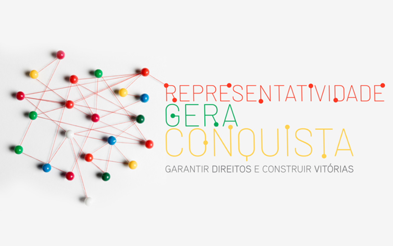 Arte da campanha dos financiários 2024. Ela é composta de uma série de alfinetes fincados em umasuperfície branca, vistos de cima, de modo que só as cabeças dos alfinetes podem ser vistas. As cabeças dos alfinetes são de cores diversas, como vermelho, amarelo, verde e azul. elas estão ligadas por linhas. Ao lado dela, o texto "representatividade gera conquistas. Garantir direitos e construir vitórias"
