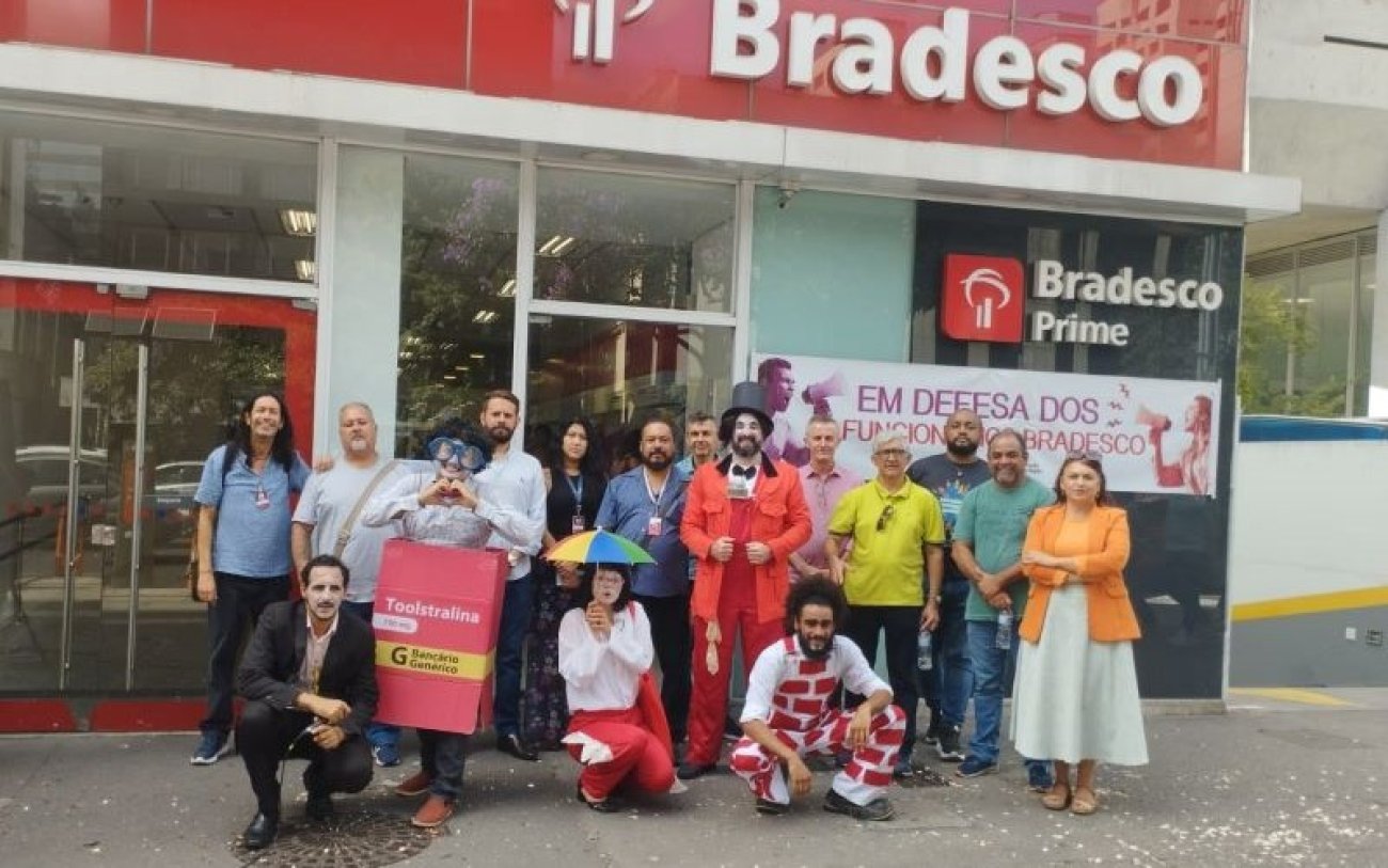 Foto: Seeb-SP Protesto em defesa dos empregos no Bradesco em frente de agência da Avenida Paulista