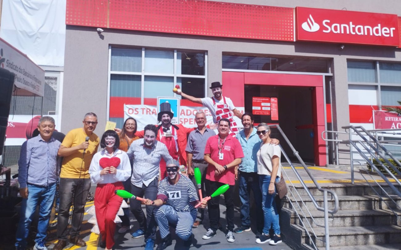 Imagem mostra integrantes do protesto em frente à agência do Santander