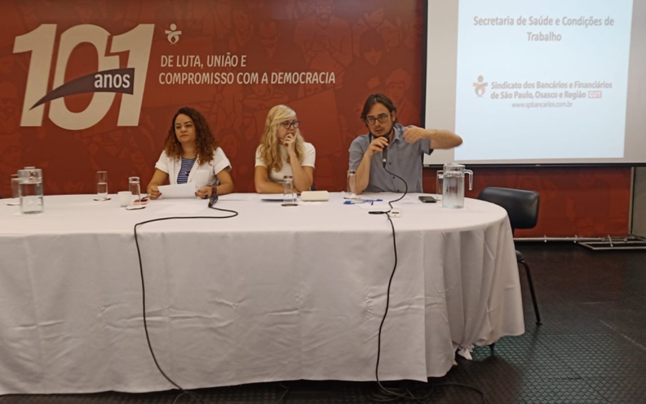 Foto: Seeb-SP Mesa do debate sobre acidente do trabalho composta por Lucimara Malaquias, Valeska Pincovai e Pedro Tourinho